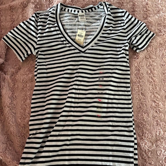 $6.99 SHIPPING PINK Victoria’s Secret Black & White V Neck Shirt - Picture 1 of 2